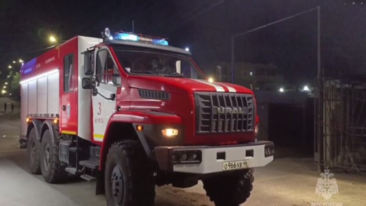     Ночной пожар в Курске: уничтожено бесхозное здание и повреждены торговые павильоны