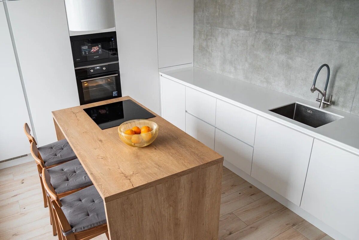 Большая светлая уютная, без лишних деталей, но функциональная и практичная.