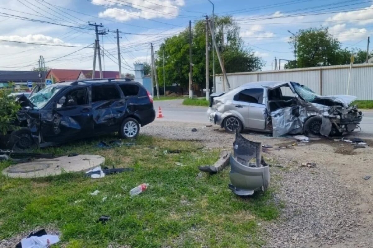    На Ставрополье в лобовом столкновении погибли двое, ещё трое в больнице