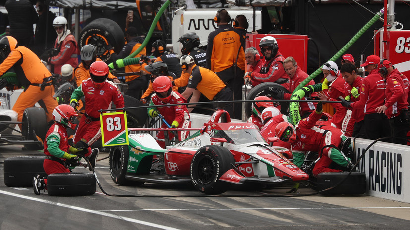     Роберт Шварцман врезаетстя в своих механиков на пит-лейне  James Gilbert/Getty Images