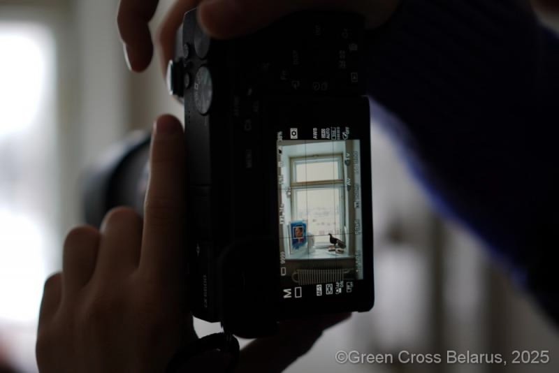 Процесс съёмки через окно