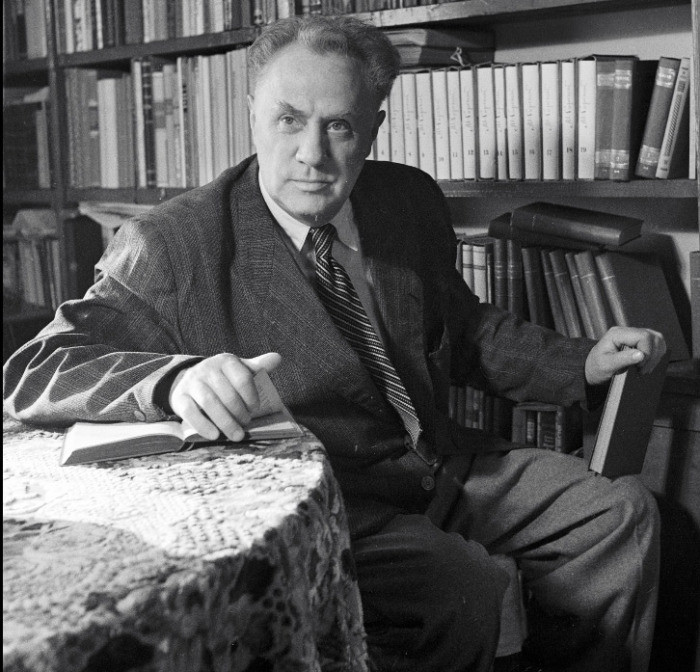 Михаил Жаров.