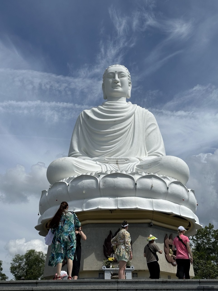 статуя сидящего Будды