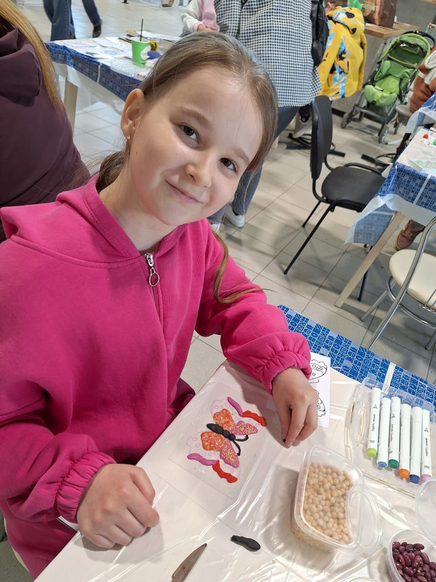 На этом мастер-классе юные творцы создают невероятные картины из естественных материалов, открывая свои сердца для креативности и вдохновения. 