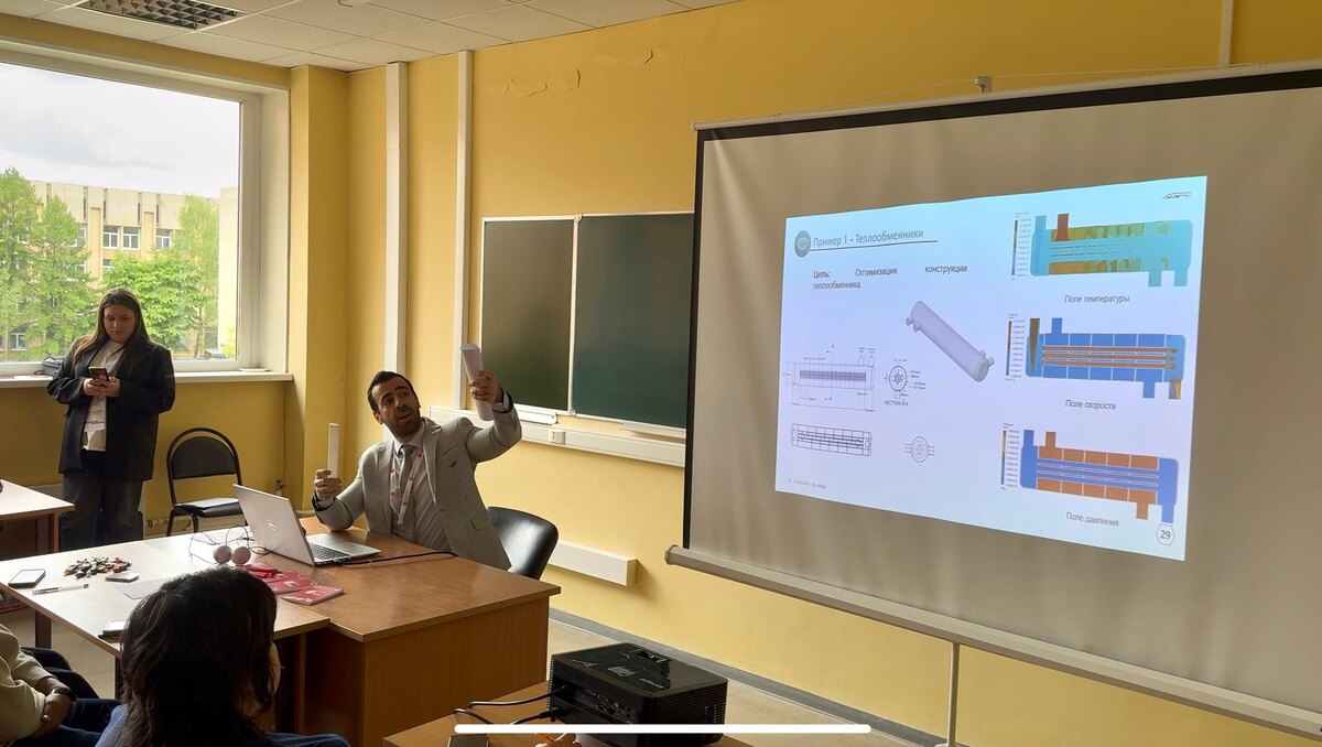 Главный специалист отдела цифрового моделирования НИИК Равад Дееб делится опытом со студентами