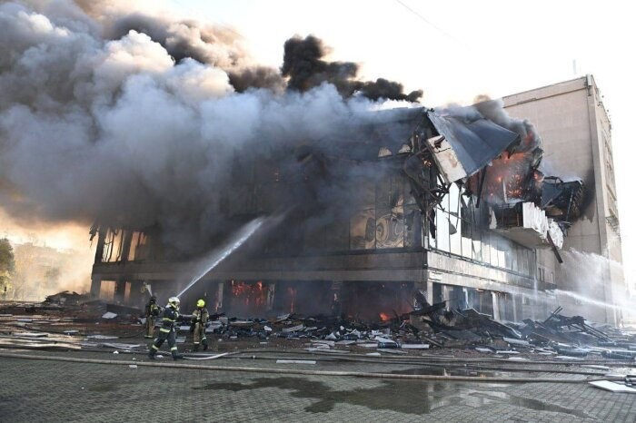  Хабаровской театр Музыкальной комедии загорелся внезапно и был полностью уничтожен огнём необычайно быстро / Фото: телеграм-канал Дмитрий Демешин