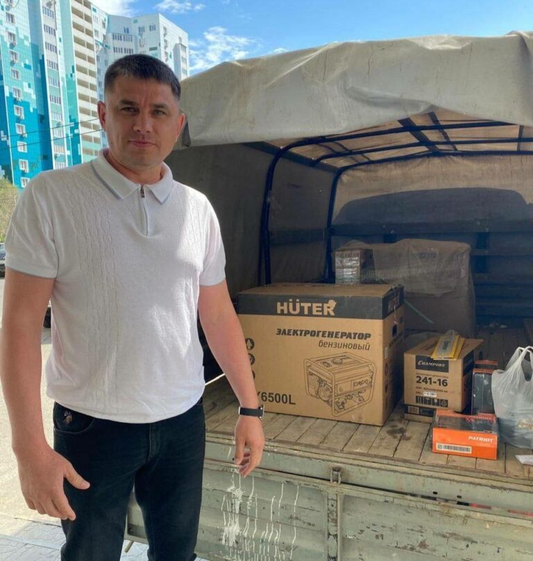    Житель Шарлыкского района Алексей Проскурин купил бензогенератор для бойцов СВО Белов Михаил Александрович