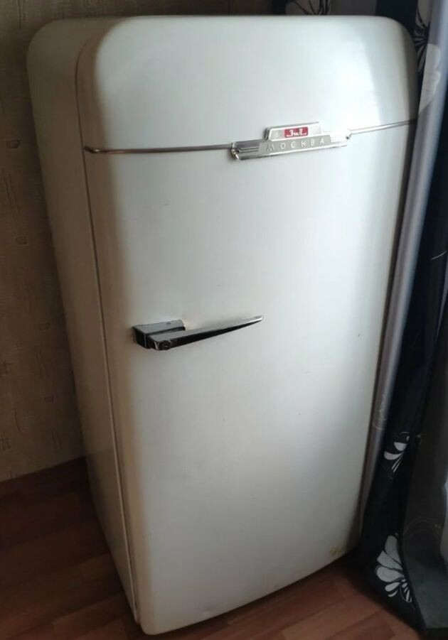 Самый известный в СССР холодильник ЗИЛ Москва имел прочный металический корпус. Дверца холодильника имела массивную ручку, и могла закрываться на замок