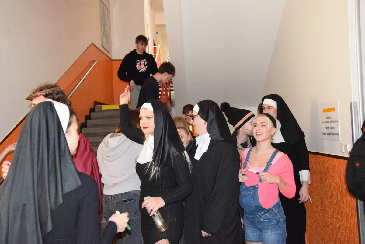 фото из Интернета: тут вон в монашек оделись, а то девушка с животиком - так выпускники и женятся уже, школу-то среднюю в 20 лет оканчивают