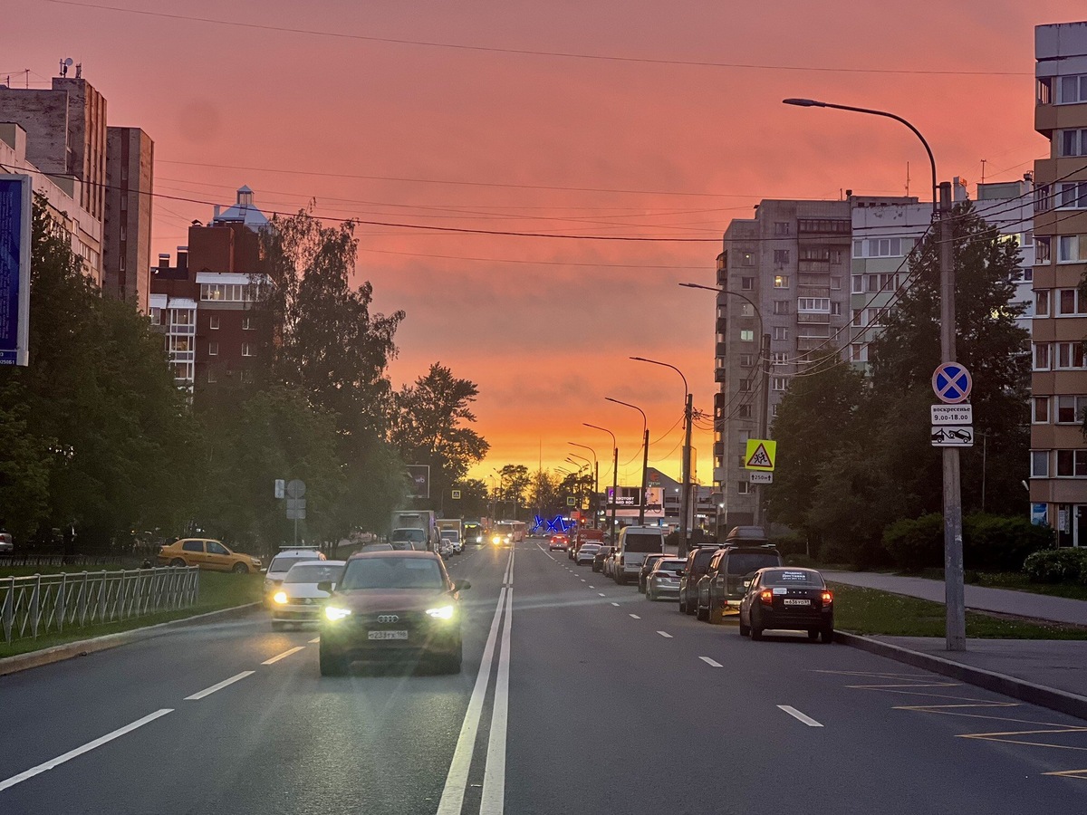 Сейчас, в конце весны, закаты в Петербурге особенно изящны