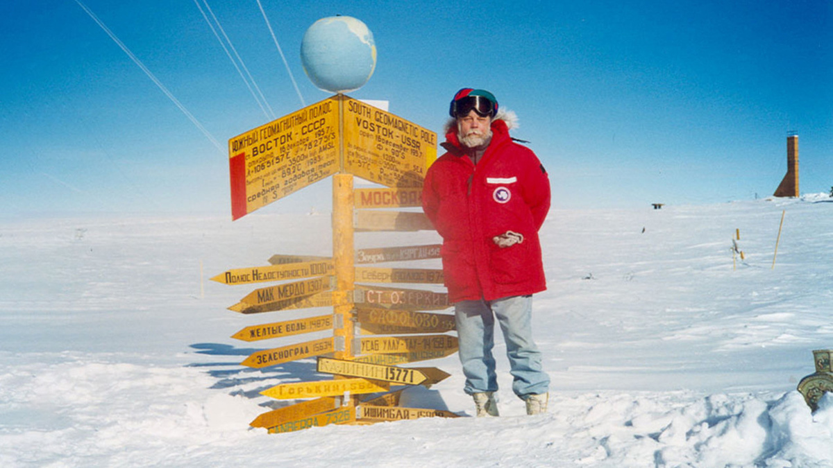 Валерий Лукин в точке южного геомагнитного полюса Земли. Фото из личного архива