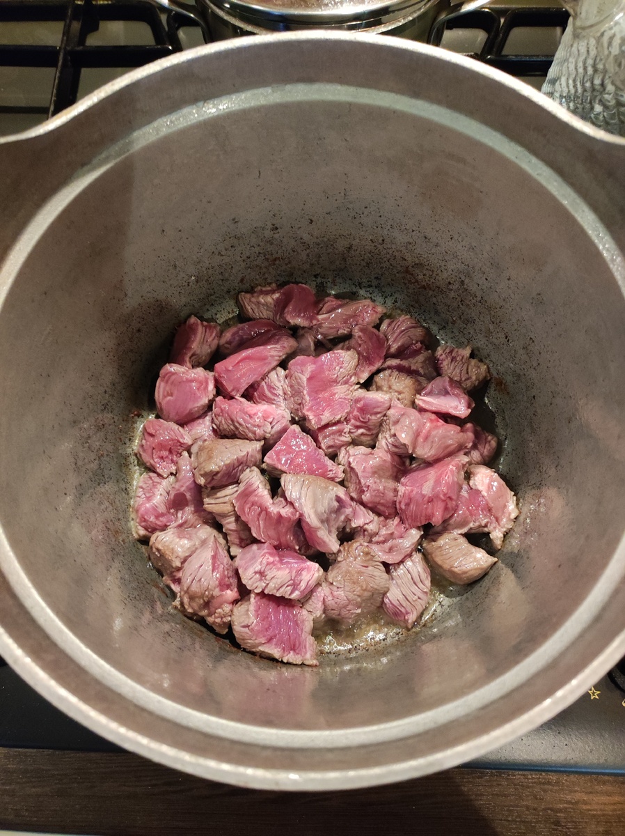 Казан нагреваем, добавляем масло и нарезанную говядину