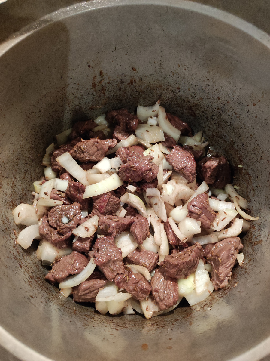 Когда мясо обжарится, добавляем лук иобжариваем 2 минуты