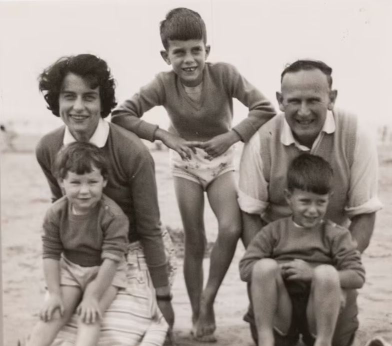 Тереза Вейлер с приемными родителями и братьями