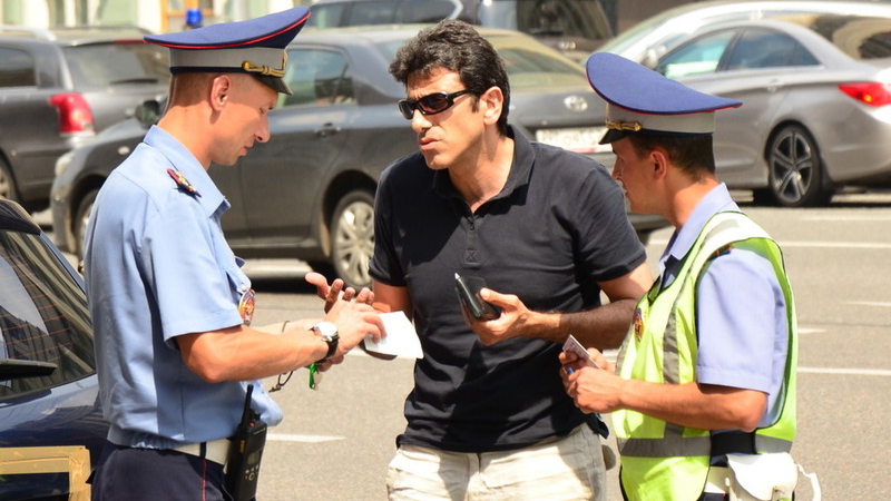 Для чего опытные водители выходят из автомобиля, если их остановил инспектор ГИБДД. Коротко рассказываю