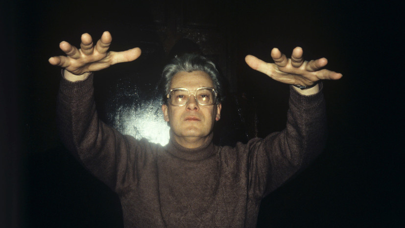     Аллан Чумак родился в Москве в семье переводчика. Он окончил Государственный институт физической культуры и журфак МГУ, в молодости был членом сборной СССР по велоспорту РИА Новости