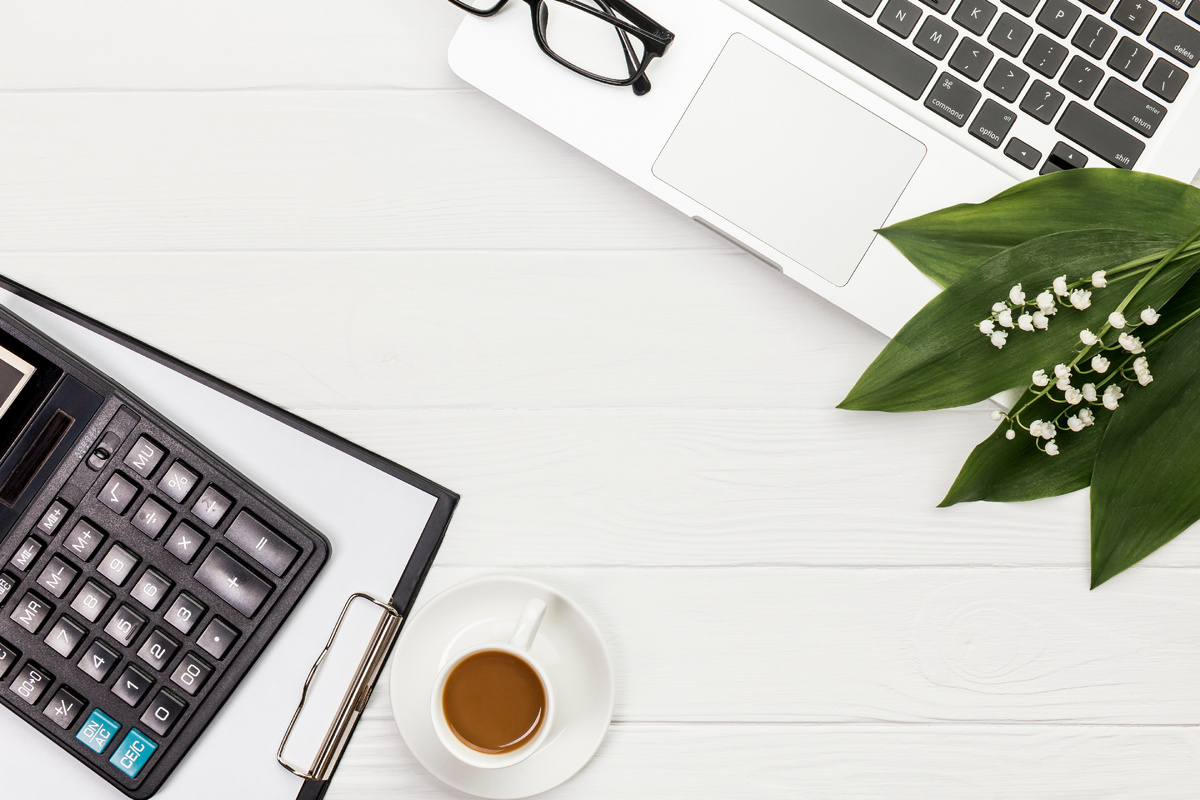 источник фото: https://ru.freepik.com/free-photo/calculator-clipboard-coffee-cup-eyeglasses-laptop-white-desk_4767661.htm#fromView=search&page=1&position=1&uuid=a2cb4086-c699-4dfb-97dc-9c8f38ced5fb&query=рабочий+стол+бухгалтера