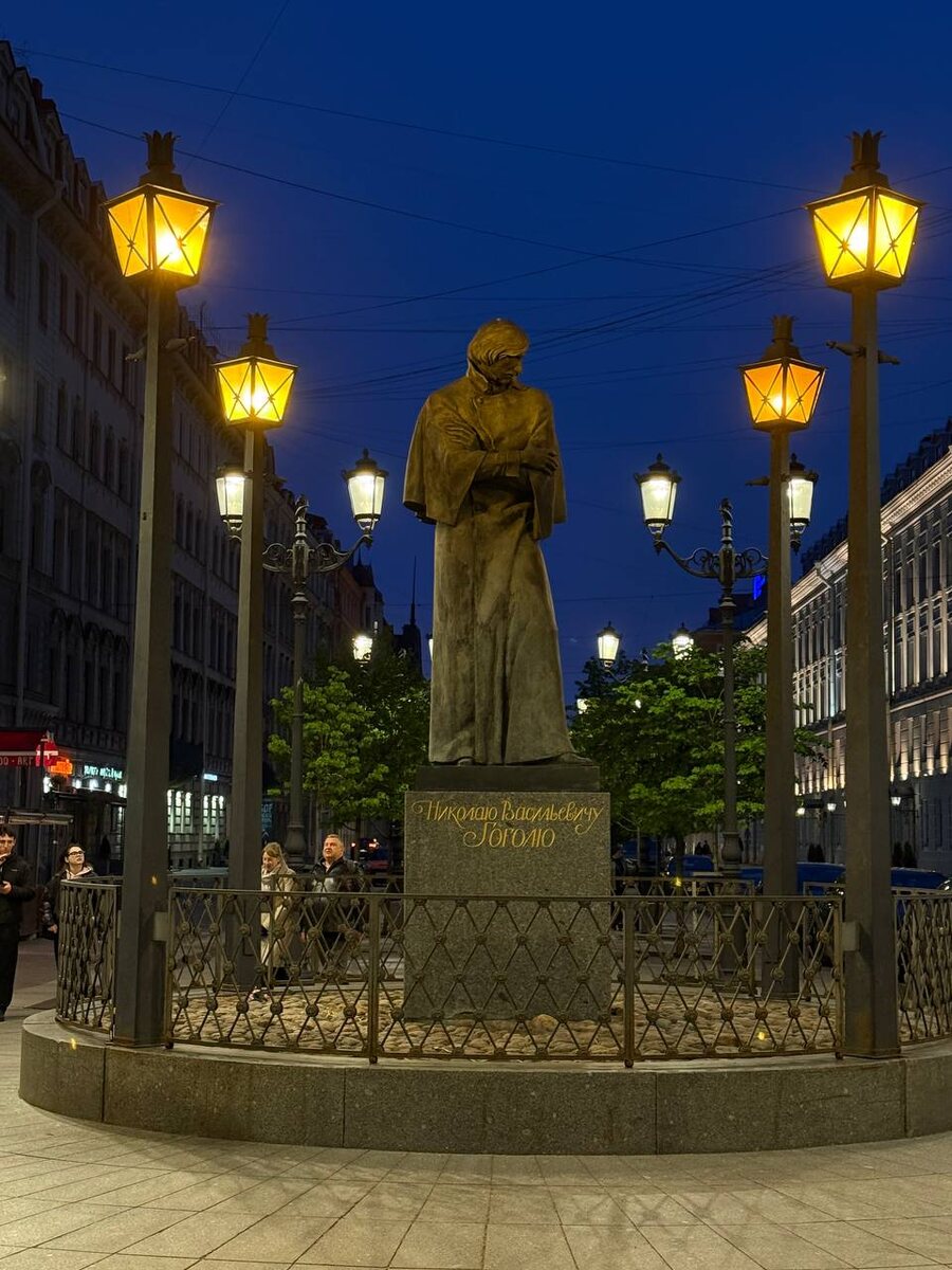 Памятник Гоголю