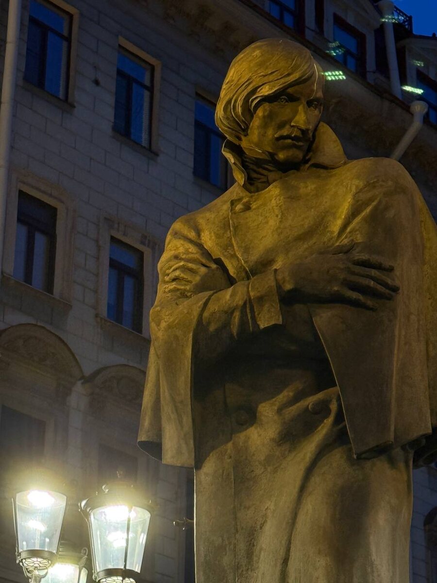 Памятник Гоголю (Санкт-Петербург, Малая Конюшенная улица)