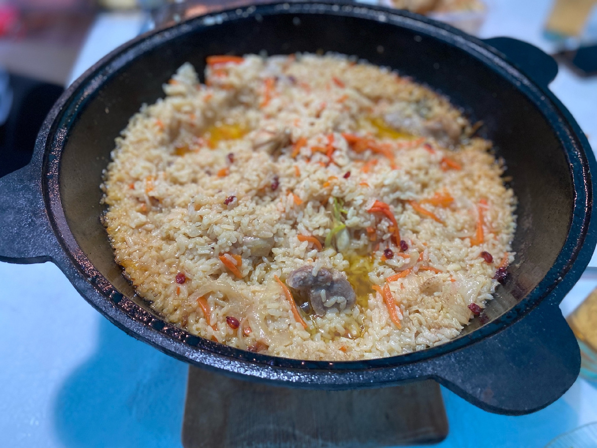 На фото казан мой выглядит, как небольшая тарелка. Это оптический обман. Фото автора. 