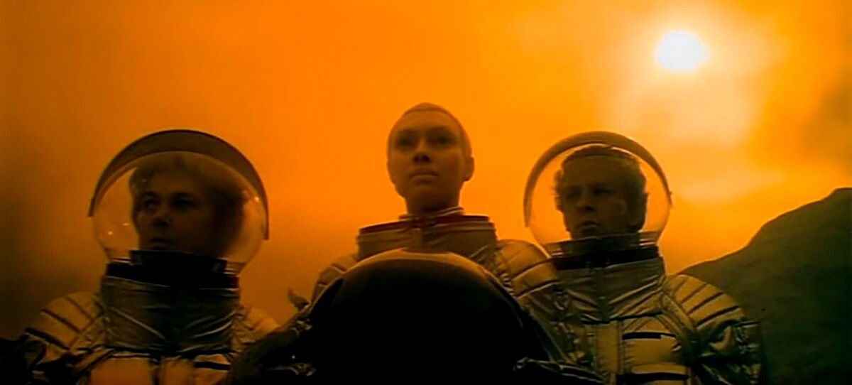 В такой атмосфере человек не может выглядеть иначе