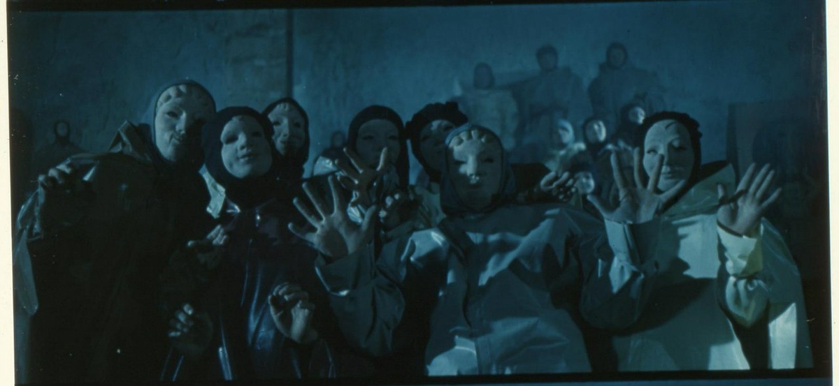 Эти даже лица не показывают