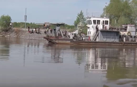     В Ачинске затонувший на дне Чулыма грузовик пока не будут доставать
