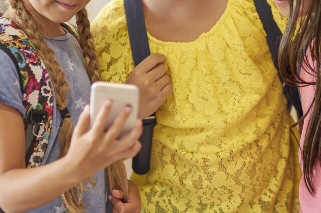    Драку дети снимали на телефоны. Фото: freepik.com