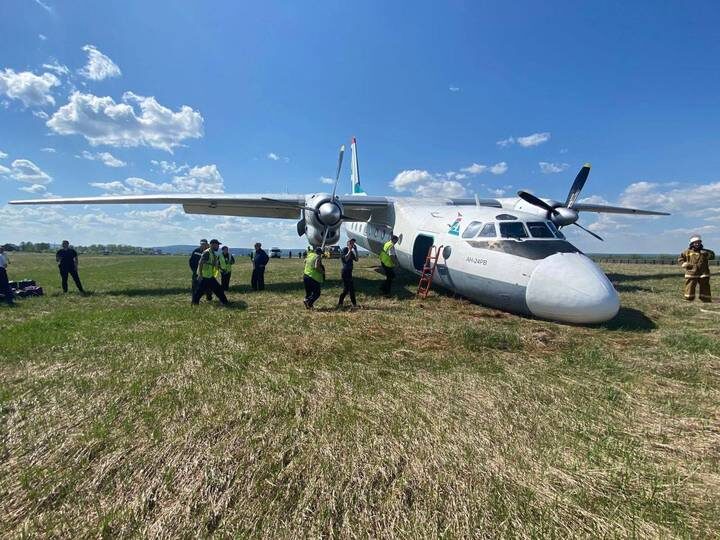  Самолет Ан-24 после посадки / Фото: Telegram / Восточно-Сибирская транспортная прокуратура
