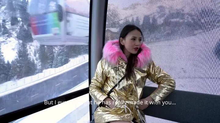 Кадр из фильма «Растворяться» (2019): девушка-двойник, субтитры для иностранных зрителей