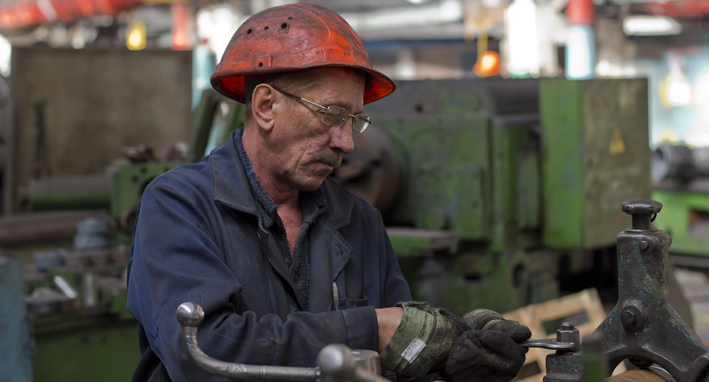 Бегут так, что пятки сверкают: Мужики все чаще увольняются с заводов и не хотят обратно.