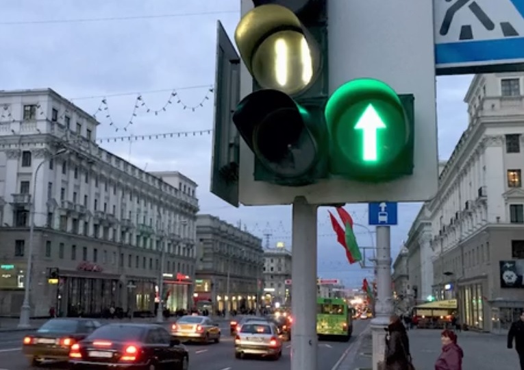 Что означает светофор со стрелкой прямо и зачем он нужен: тонкости ПДД