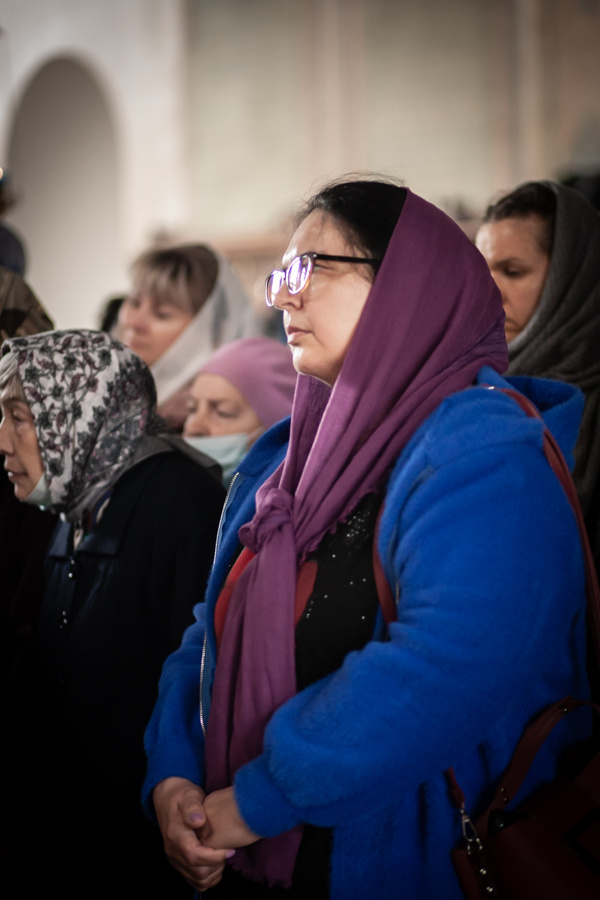 — «За ручку» отвести к врачу, убедить принимать лекарства. Депрессия, как любое серьезное заболевание, не проходит сама по себе. Не надо бояться, что препараты введут в заторможенное, неадекватное состояние — сейчас фармакология на хорошем уровне и таких побочных пугающих эффектов нет.