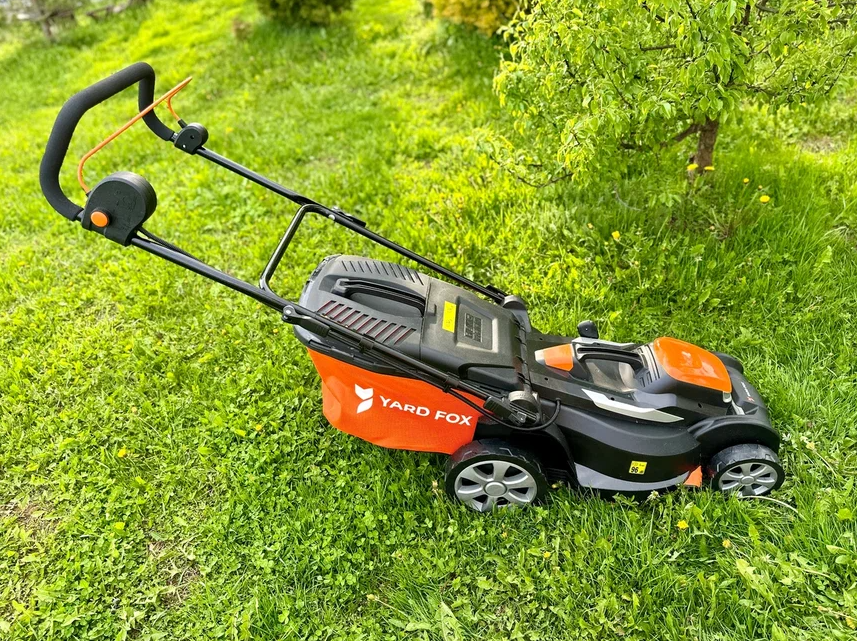 YARD FOX EL 4045 B SET 40V - Ширина кошения на газонокосилке 40 см идеально подходит для работы на участках средней и большой площади
