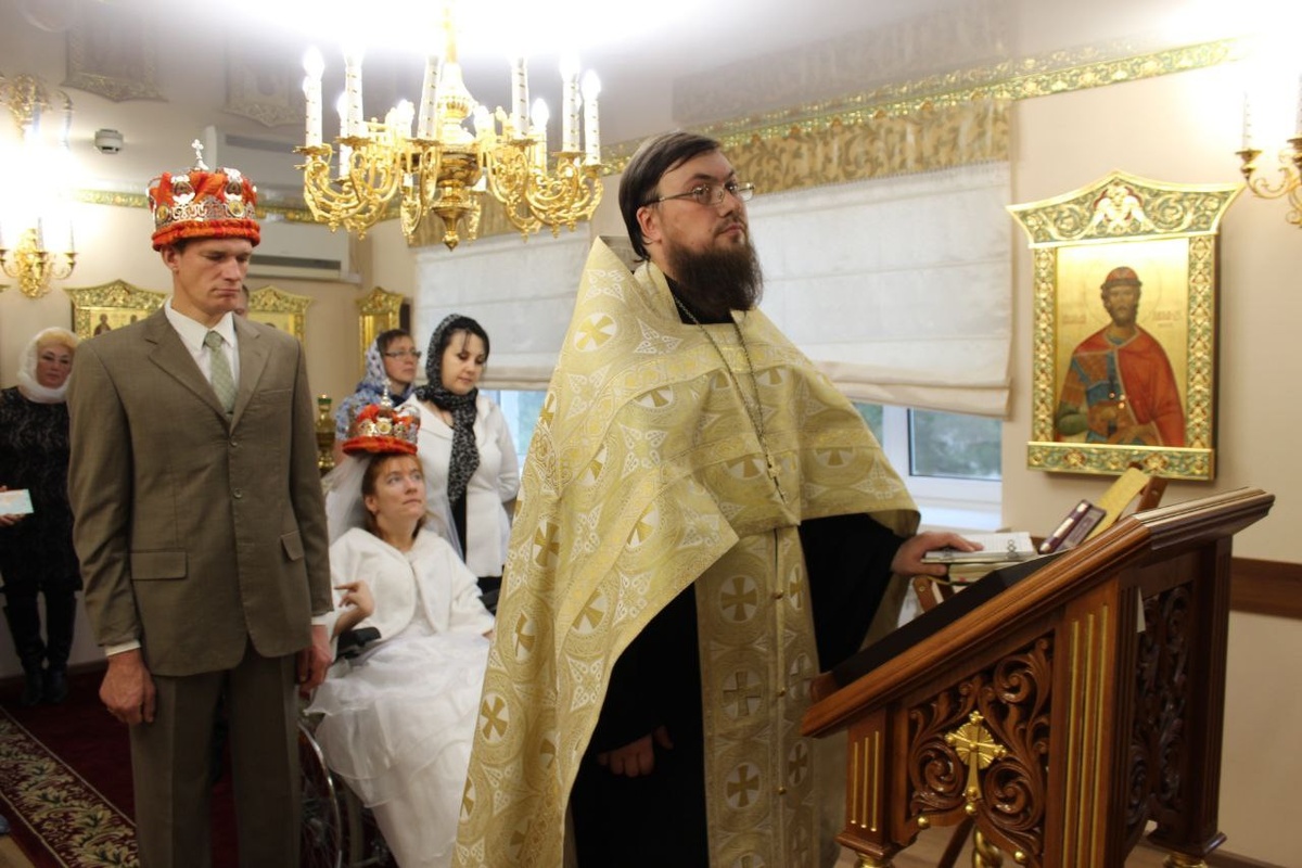 Священник Андрей Белов – настоятель домового храма во имя великомученика и целителя Пантелеимона при Энгельсском психоневрологическом доме-интернате для престарелых и инвалидов. Многие люди проживают в нем на протяжении десятков лет. Кто-то – бывший воспитанник детского специализированного учреждения, у кого-то близкие ушли из жизни или больше не смогли за ним ухаживать. Одни несут крест болезни с детства, другие получают инвалидность внезапно, после аварии или инсульта. Каждая жизнь – удивительная история человеческой судьбы и Божьего Промысла. Две такие истории мы узнали от отца Андрея.