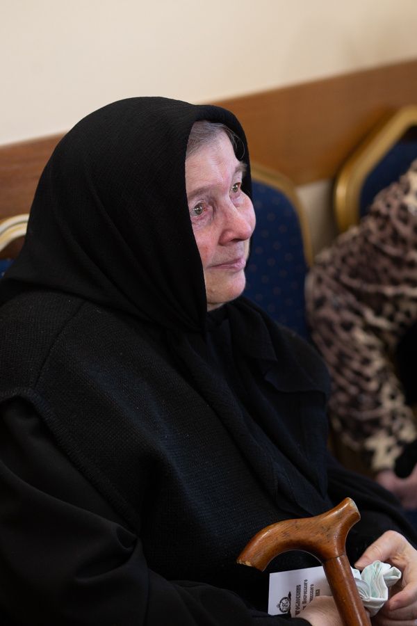 Свадьбу сыграли прямо в интернате – сотрудники ЗАГСа приехали, чтобы зарегистрировать брак. А спустя некоторое время отец Андрей венчал супругов в домовом храме во имя великомученика и целителя Пантелеимона. Из-за ограниченных возможностей здоровья пара не может иметь детей. Но это не мешает им возрастать в любви и жить душа в душу. Они поселились в отдельной комнате со всеми удобствами, Алексей полностью взял на себя уход за супругой. Муж и жена стали настоящим дополнением друг друга – скромный по характеру, но физически крепкий Алексей и очень живая душой, энергичная Зоя – «двое в плоть едину».