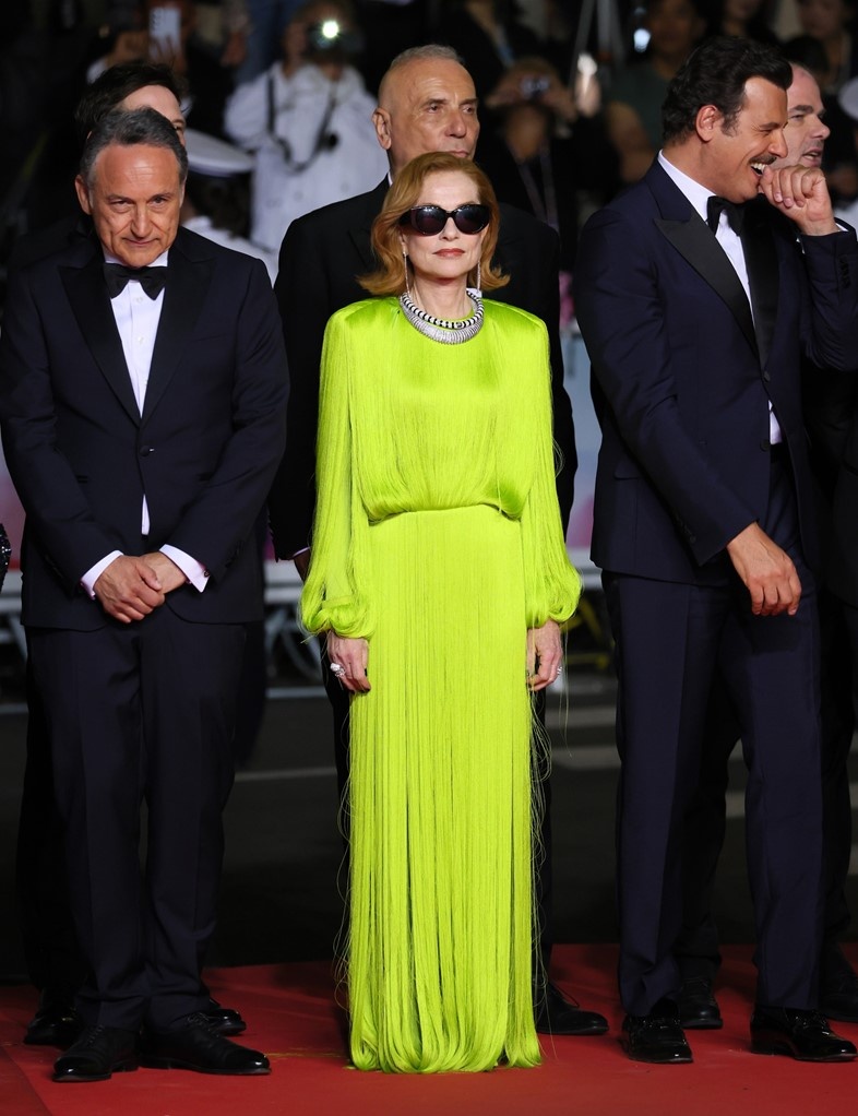    Маргарет Куолли в Chanel и Педро Паскаль в Calvin Klein: лучшие образы Каннского кинофестиваля 2025 (фото 2)