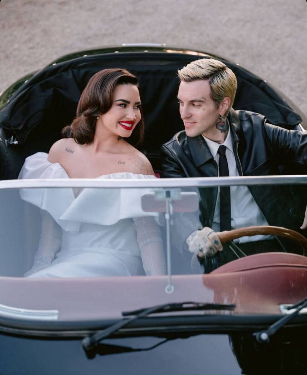    Деми Ловато вышла замуж за музыканта Джордана Лютеса (фото 1)