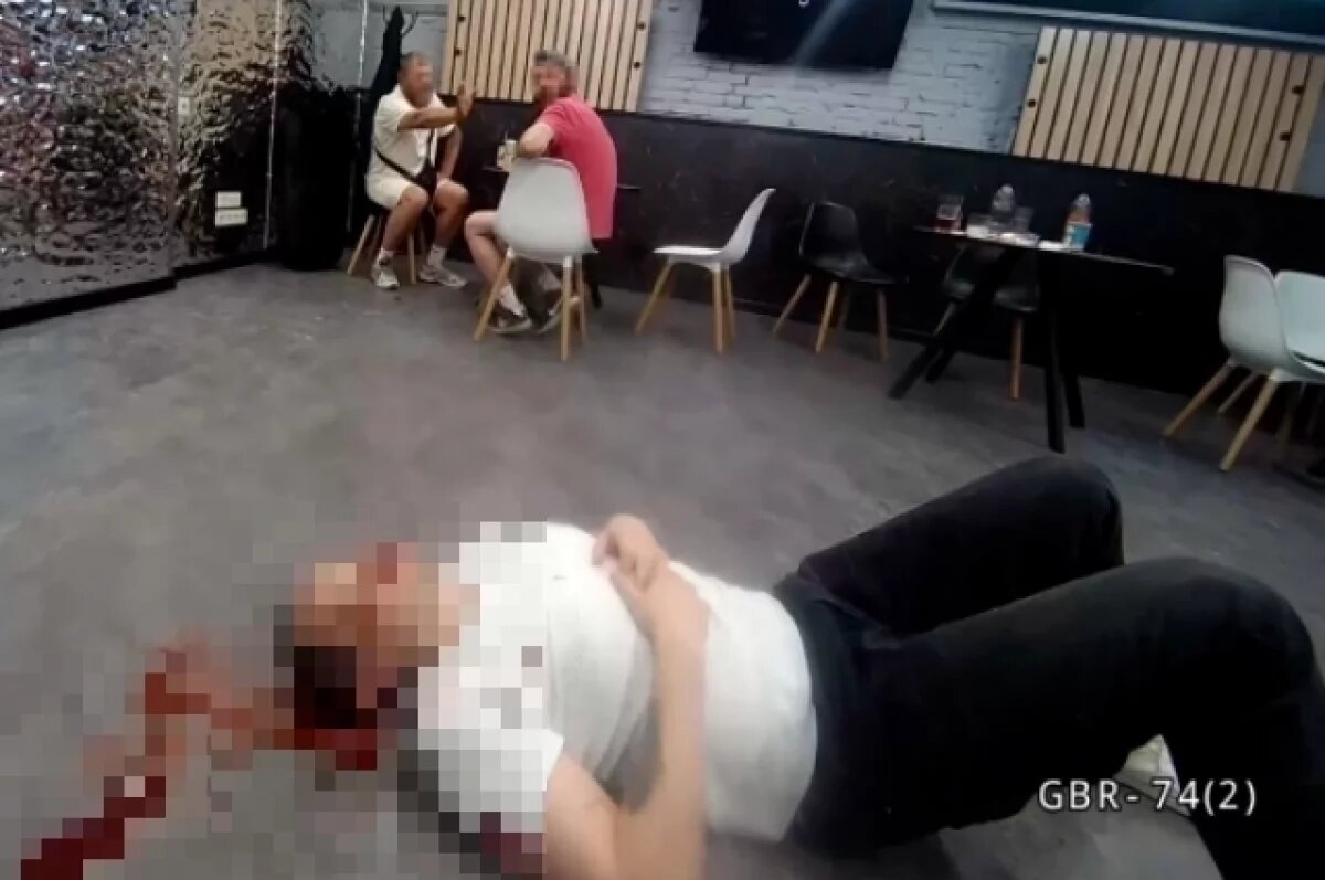    Пьяные новосибирцы делали селфи на фоне мужчины с разбитой головой