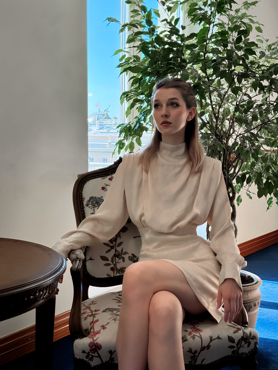 Выбирайте ткань, которая работает на вас. Наше платье из вискозы с драпировкой подчёркивает талию и мягко обтекает фигуру — выглядит женственно, но не стягивает. инст @eni_attire