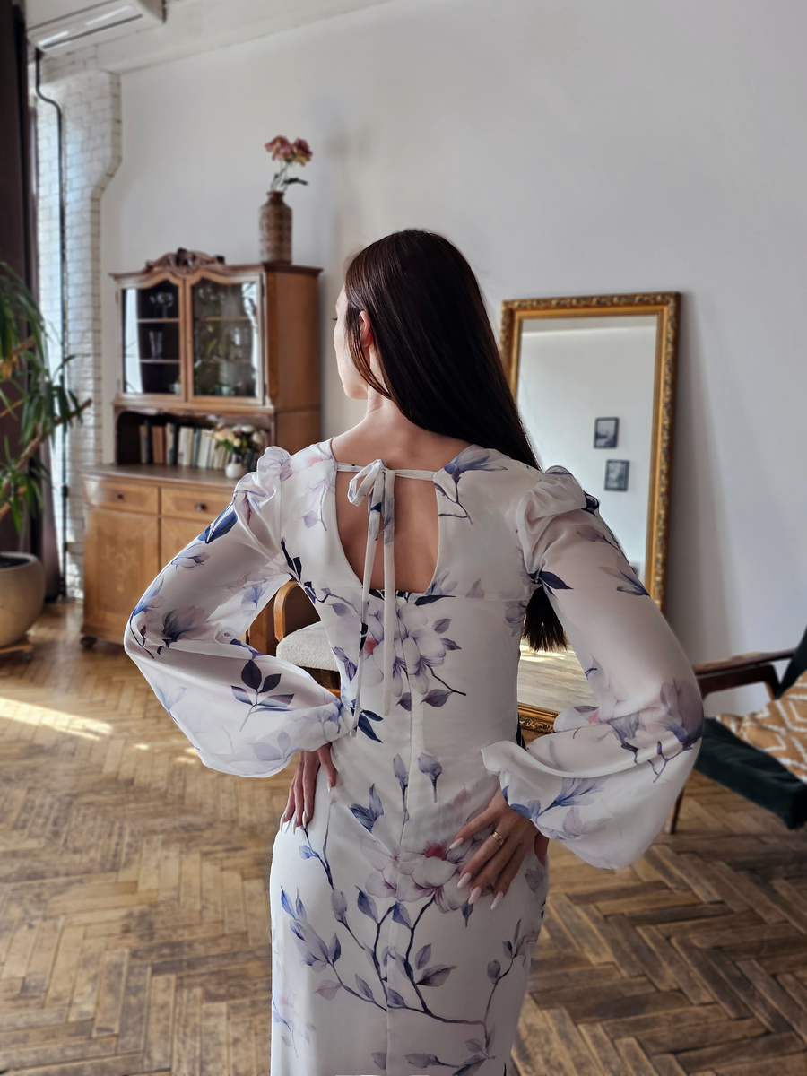 Декор на спине, разрезы, завязки — как в нашем цветочном платье — добавляют изюминку и делают образ интересным со всех сторон.