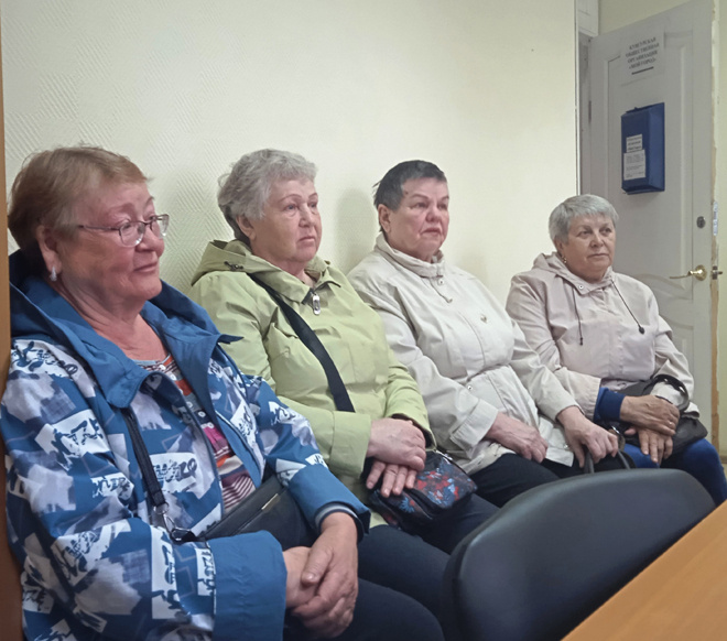  Обсуждают проблему закрытия городских бань Зоя Ясакова, Галина Тяпкина, Римма Мозжегорова и Татьяна Седых