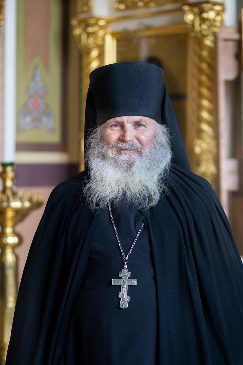 Иеромонах Герасим (Шевцов) говорит о своей жизни и воспитании сыновей просто и скромно. И живет так же. Настоятель храма в честь Рождества Христова в селе Каменная Сарма, духовник многих прихожан и отец троих защитников Родины в общении легок и прям, добр и сердечен. В феврале, когда празднуем День защитника Отечества, беседуем с ним о воспитании будущих мужчин.