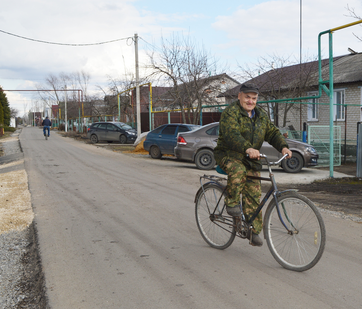 Пенсионер Вячеслав Пышин на своём любимце , велосипеде"Урале"