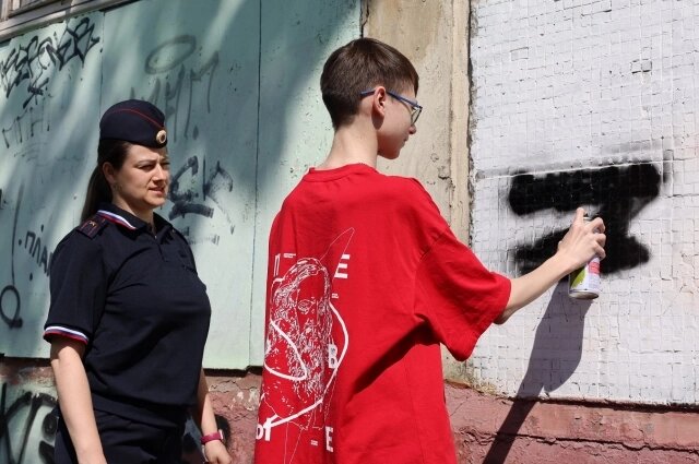    На данный момент волонтеры закрашивают надписи на стенах домов, зданий и сооружений, остановочных и гаражных комплексах. Фото: УМВД России по Пензенской области