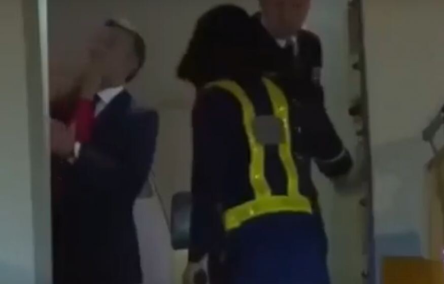    Макрон получает пощечину прямо в лицо от жены! На глазах у всего мира