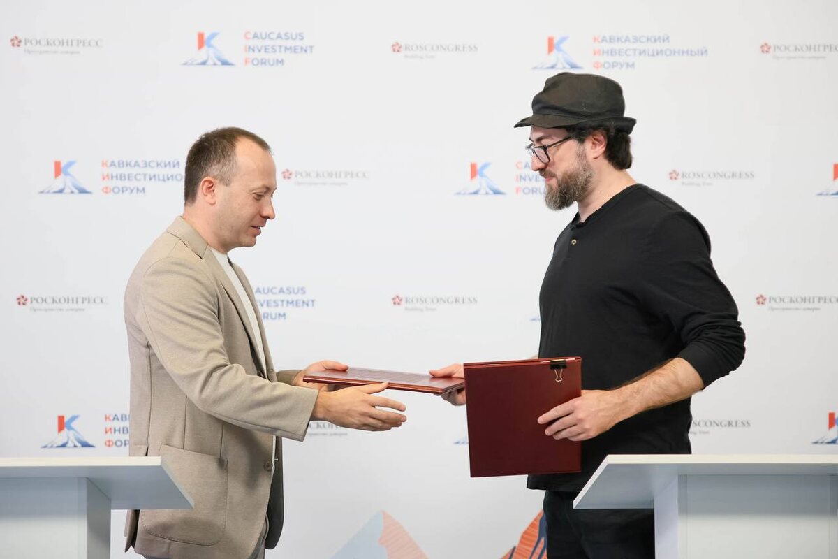 Исполнительный директор АО «Кавказ.РФ» Хасан Тимижев (слева) и председатель правления ООО «Wallty» Тамерлан Урусов (справа) обмениваются подписанными экземплярами соглашения о сотрудничестве.