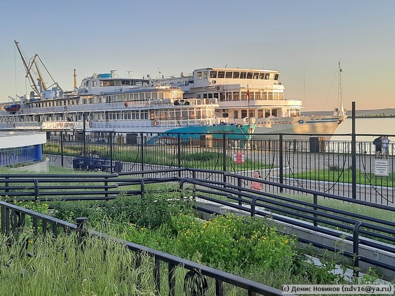 Подхода к реке на речном вокзале нет - все причалы огорожены заборами