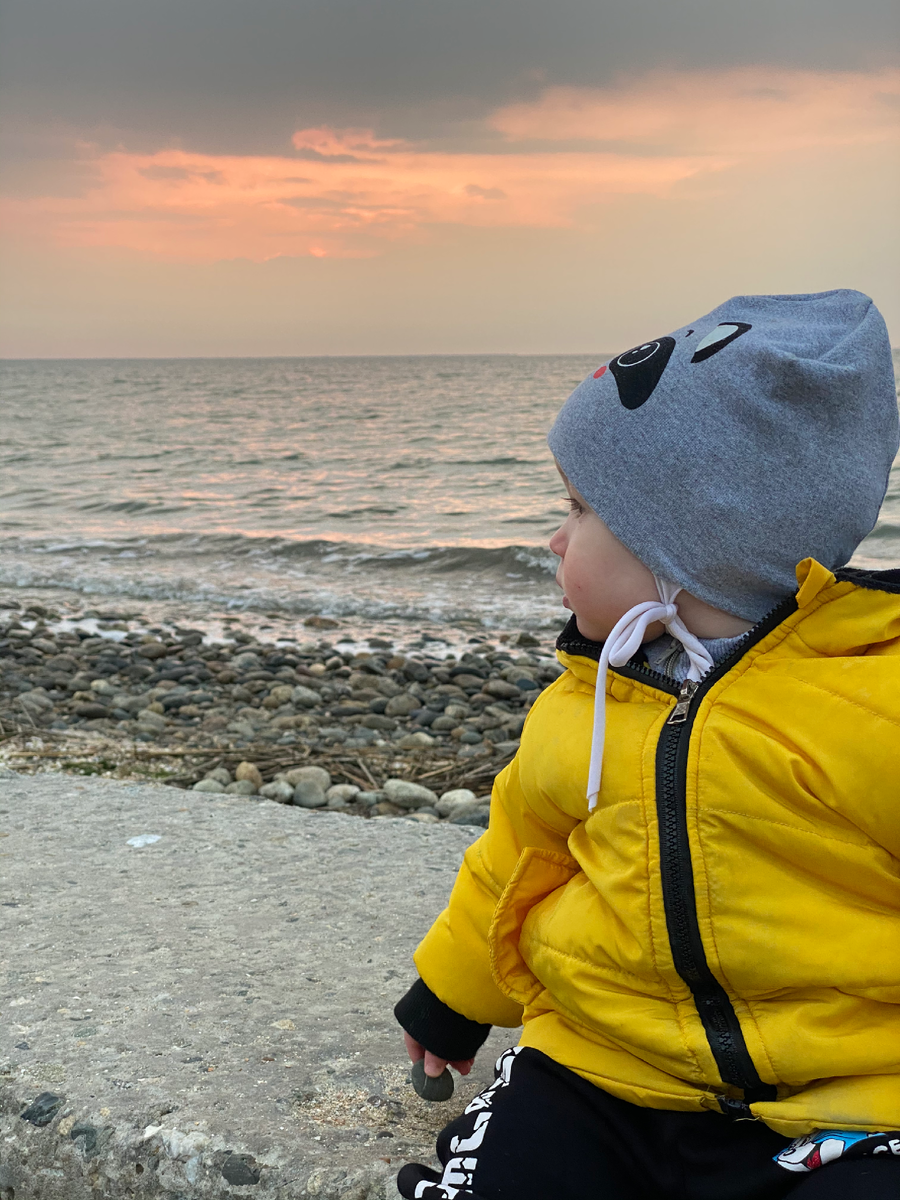 Данил - первый раз видит море. Март 2021