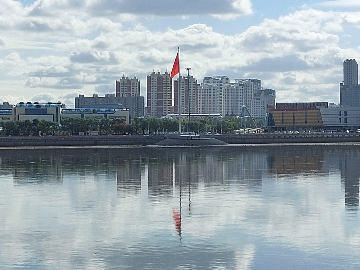 На нашем берегу тоже установлен стяг не уступающий в размерах соседям